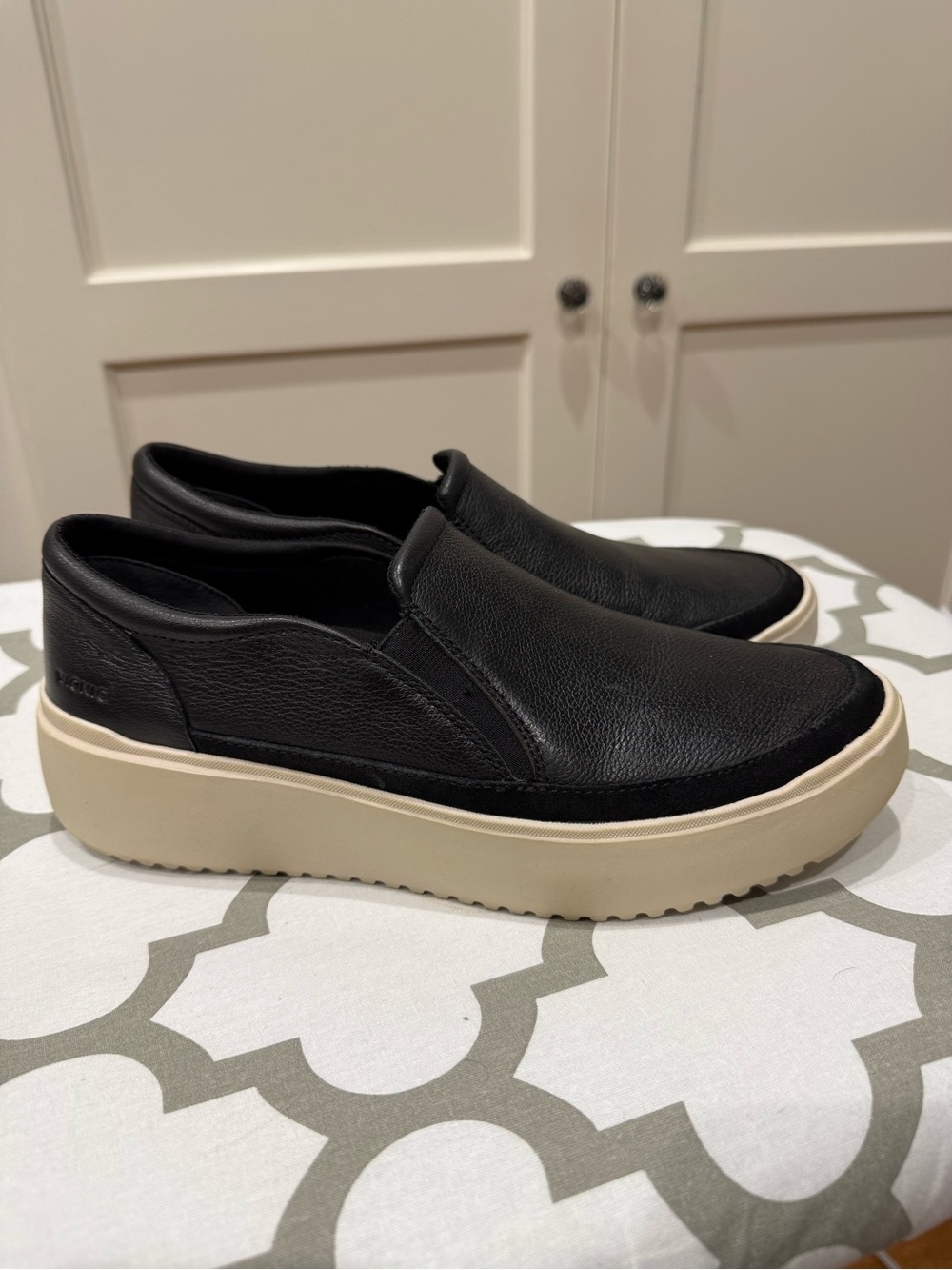 VIONIC Kearny Platform Slip-On Sneaker in Black Leather Women's -9M